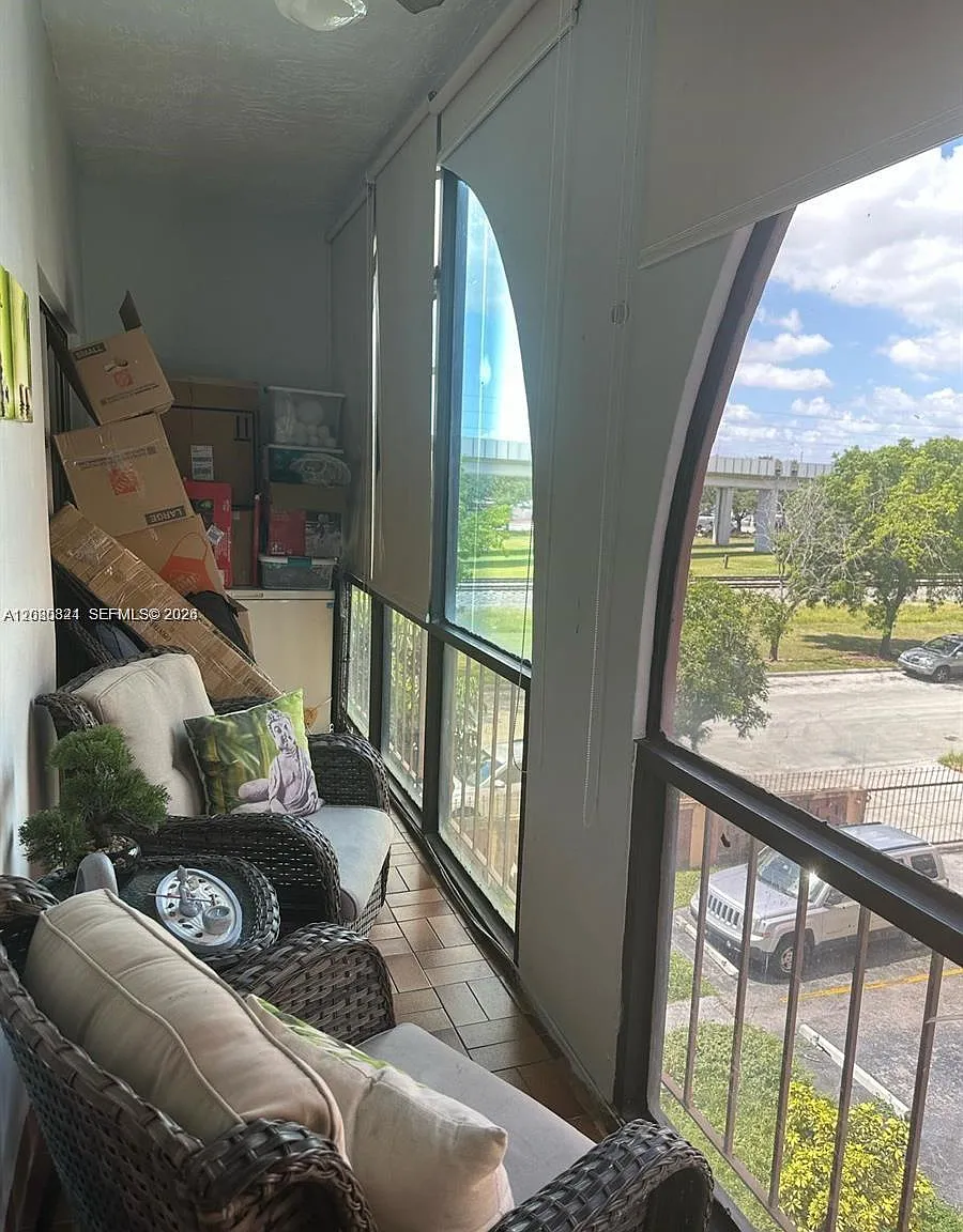 Golden Gate Condo Phase I — Photo 3