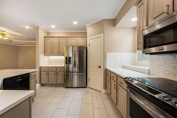 3 bed, 3.0 bath, 2008 sqft, $3,595 — Photo 4
