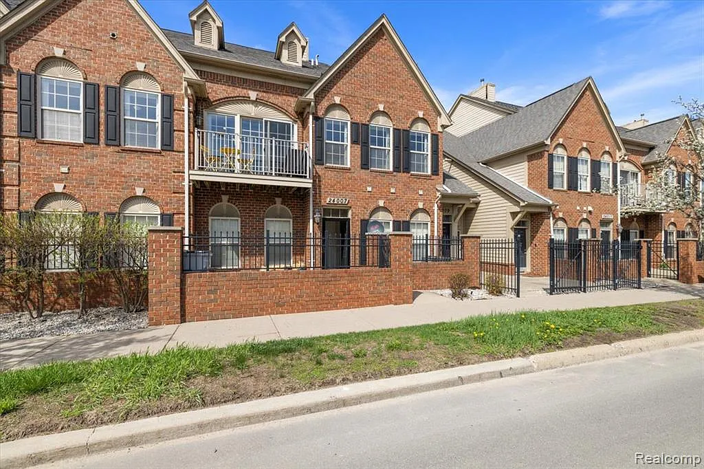 2 bed, 2.0 bath, 1308 sqft, $2,000 — Photo 3