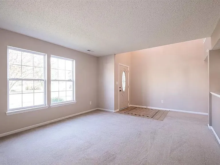 3024 Rolling Hill Dr — Photo 2