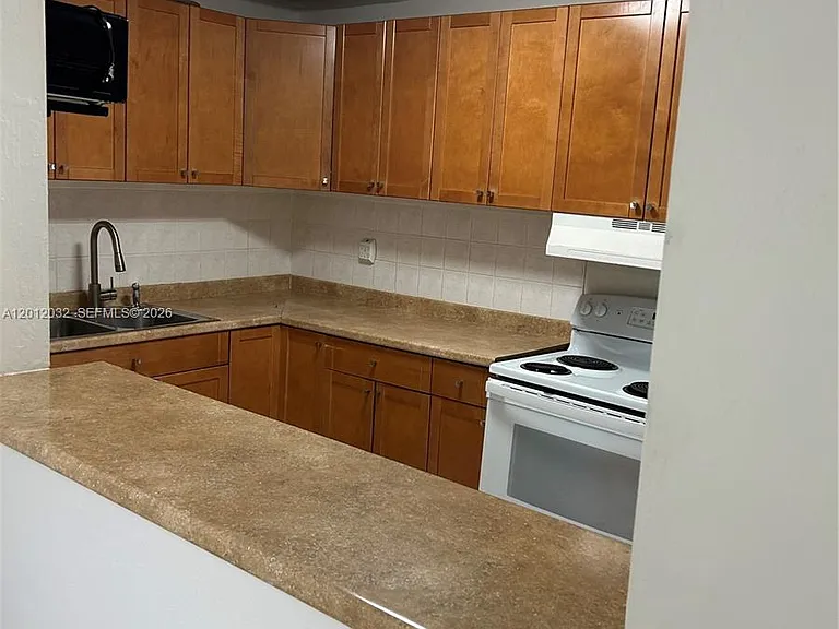 9445 SW 76th St #U6 — Photo 8