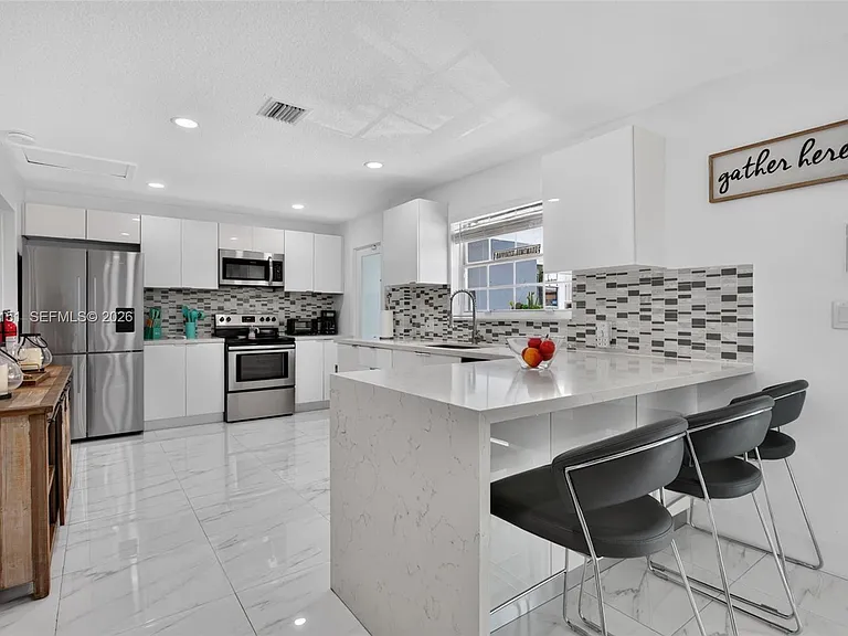 5770 NE 18th Ave — Photo 8