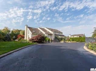 8 Harness Rd, Saint James, NY 11780