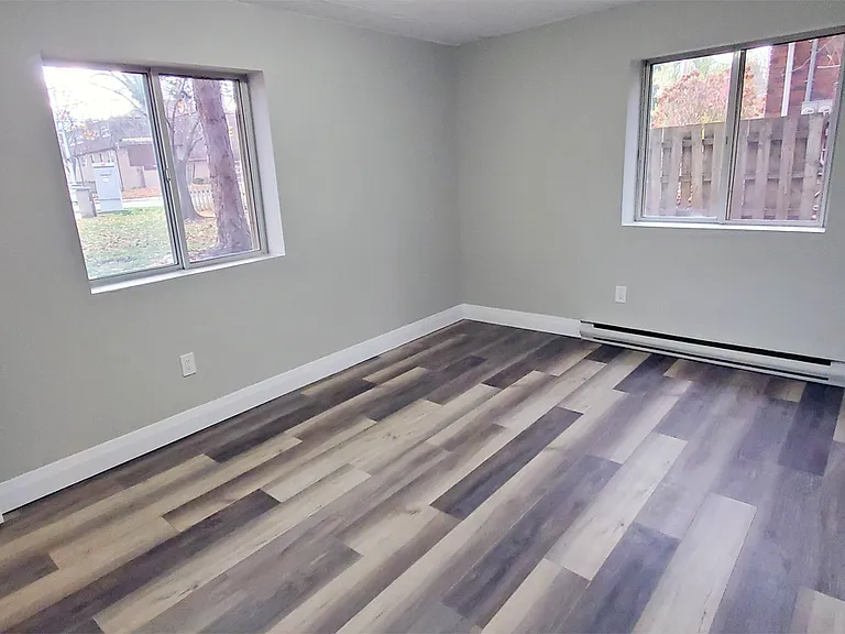 349 Queenston St — Photo 5