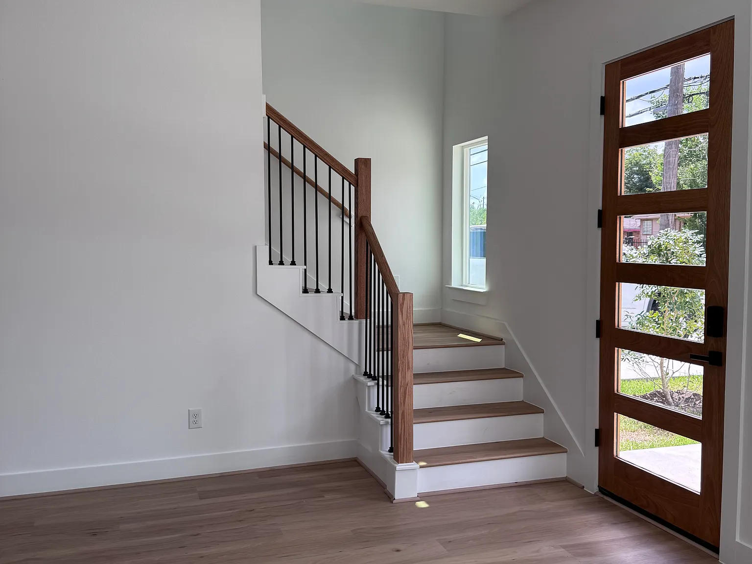 3 bed, 2.5 bath, 1300 sqft, $3,100 — Photo 2