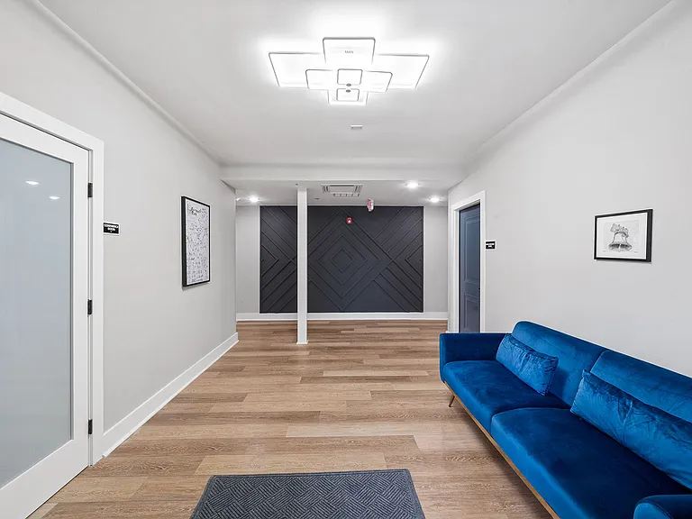 Gorgeous New Diamond St Construction Boasting Luxury Finishes — Photo 19