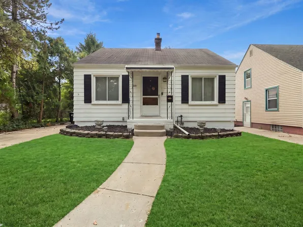 2119 Hampton Rd, Grosse Pointe Woods, MI 48236