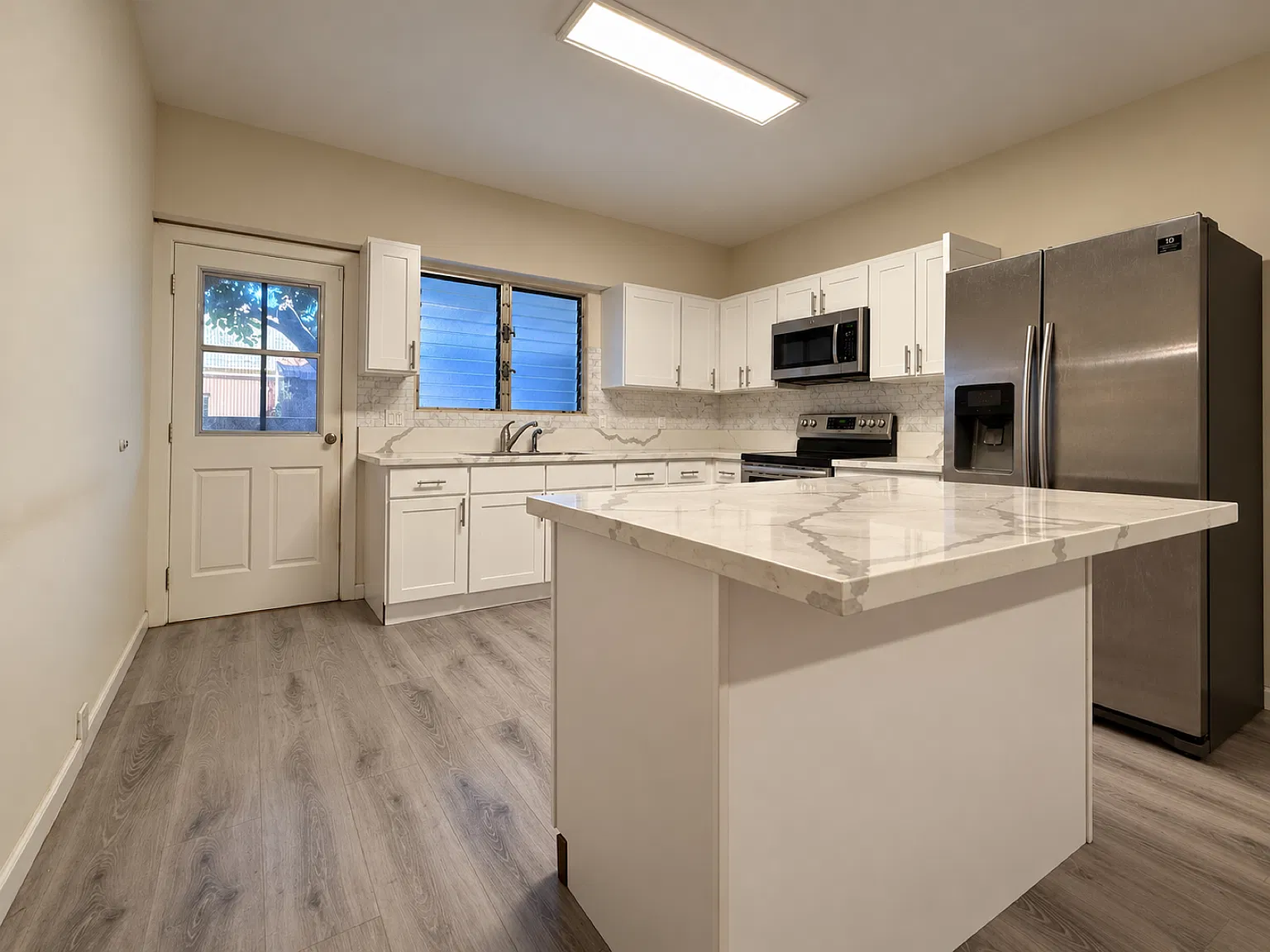 3 bed, 1023 sqft, $3,600 — Photo 2