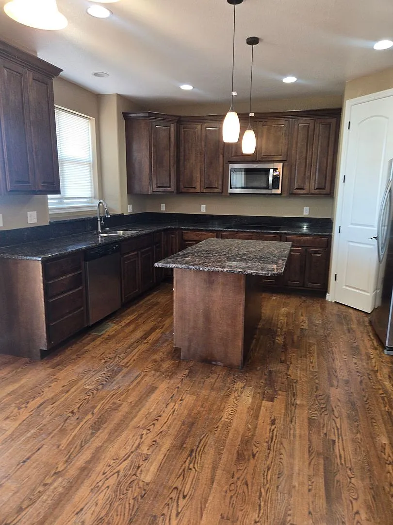 Spacious 3-Bedroom Home with Office, Loft — Photo 2