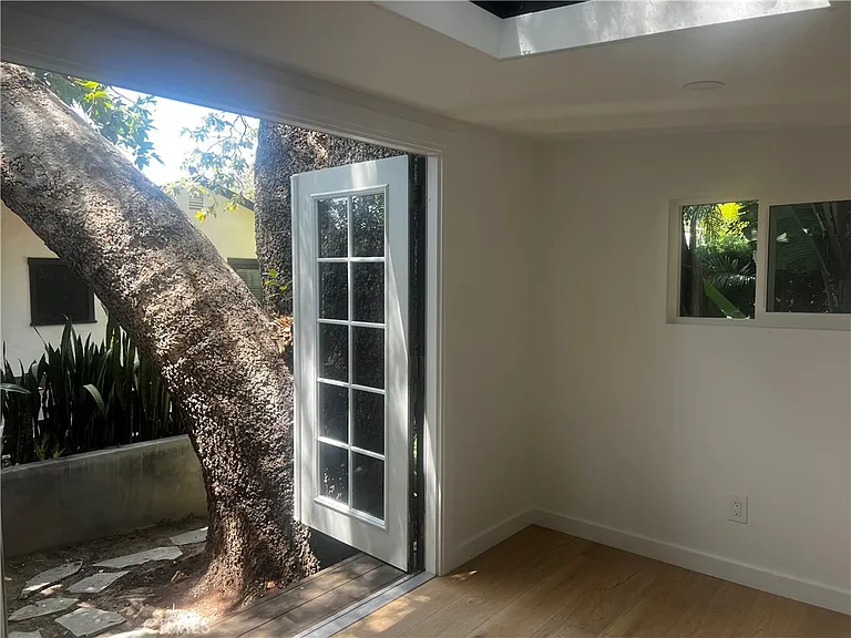 555 Bluebird Canyon Dr — Photo 11