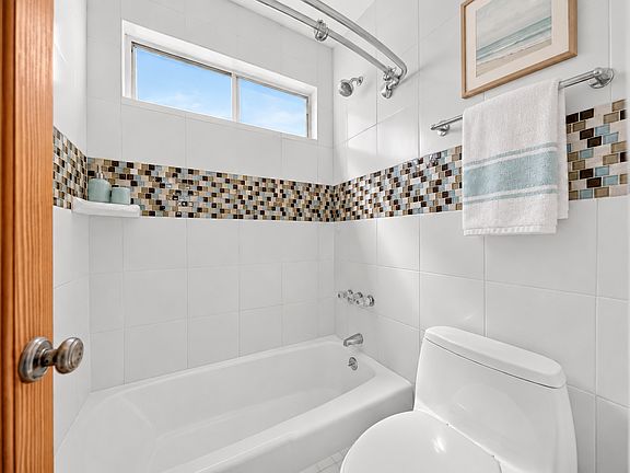 2nd image of 19 19th Ave APT 3