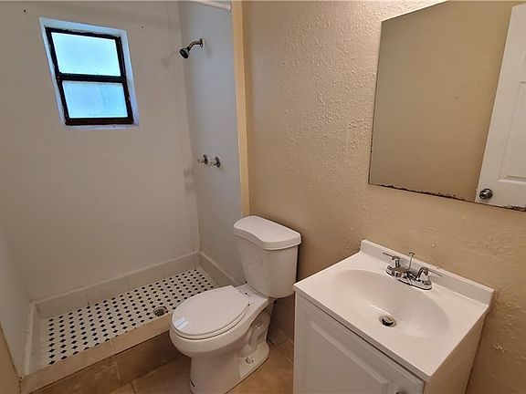 5th image of 1011 Vine Ave