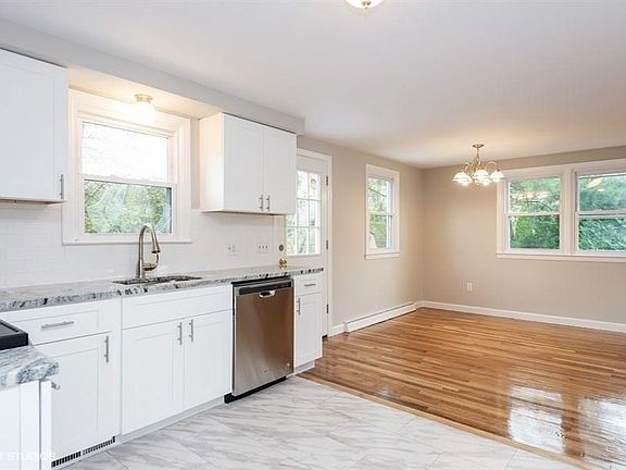 5th image of 8 Greenlake Dr