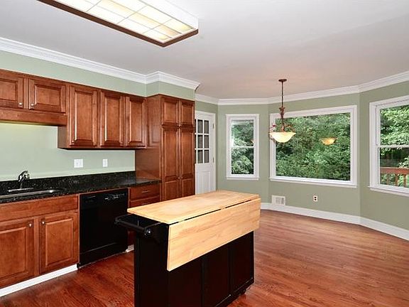 3rd image of 2671 Kenwood Dr