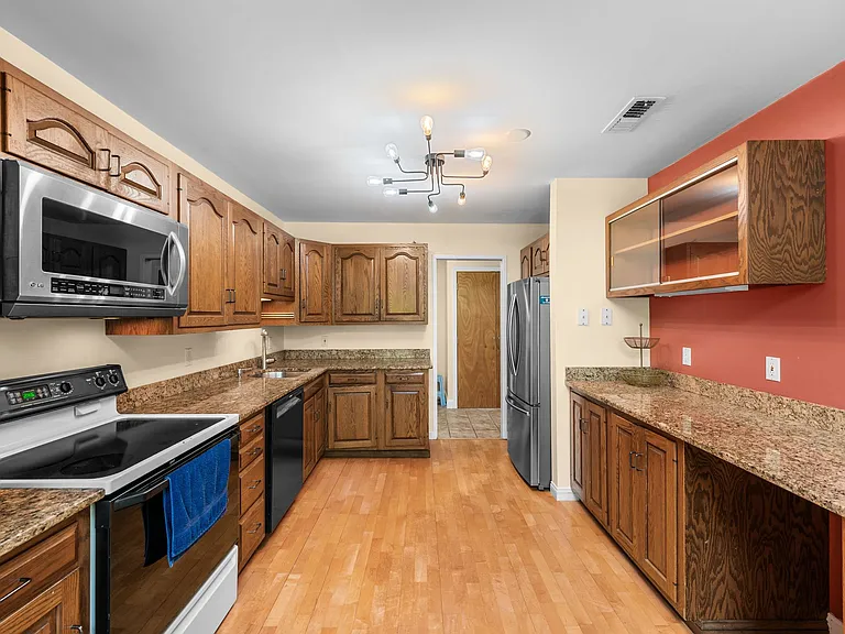 241-287 Perkins St #B502 — Photo 22