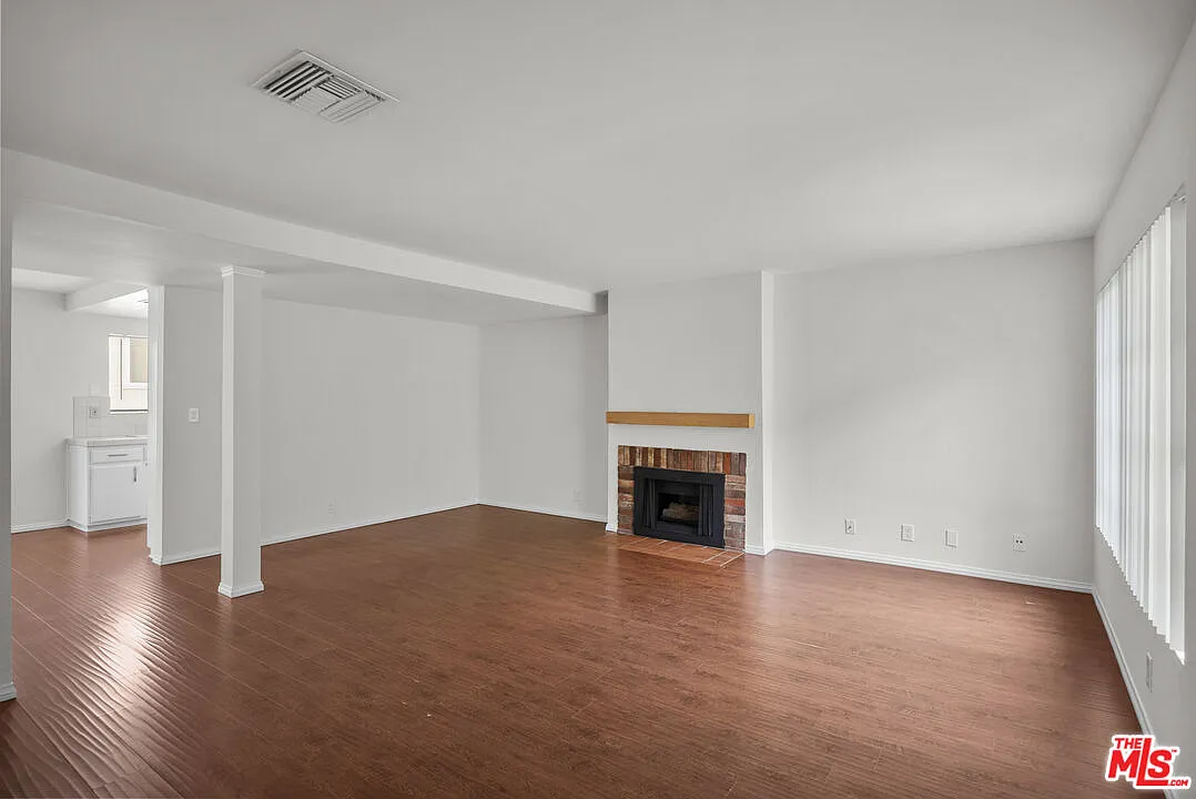 3 bed, 3.0 bath, 1294 sqft, $3,500 — Photo 2