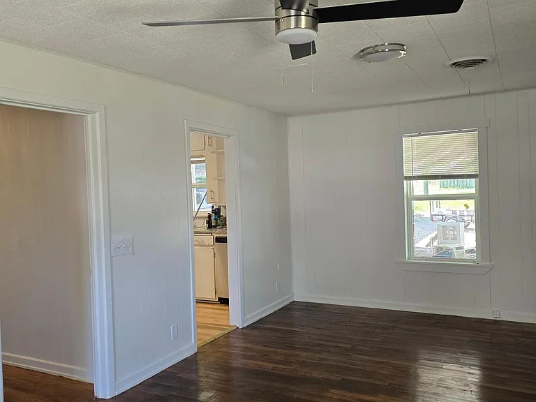 811 E Navarro Ave — Photo 3
