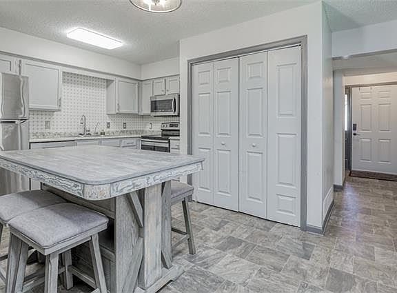 5th image of 5927 NE Moonstone Dr