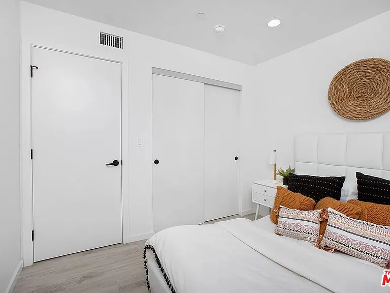 945 N Oxford Ave #2 — Photo 15