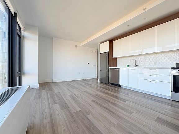 3rd image of 228 E 135th St APT 1703