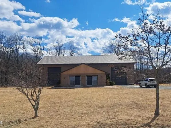 114 Farmhouse Dr, Greentown, PA 18426