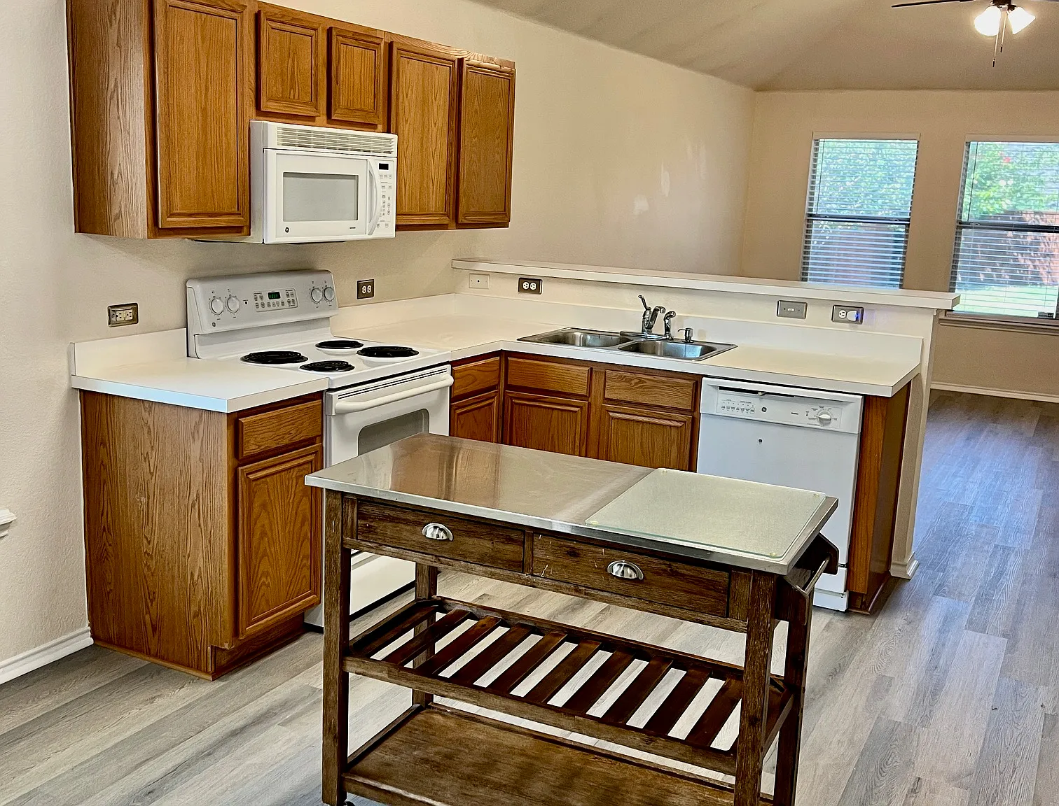 3 bed, 1408 sqft, $1,950 — Photo 4