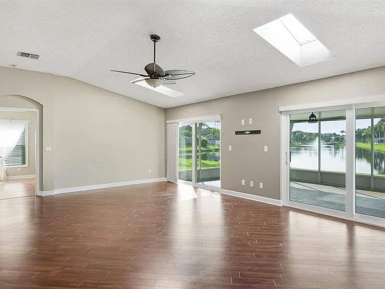 349 Fountainview Cir — Photo 8