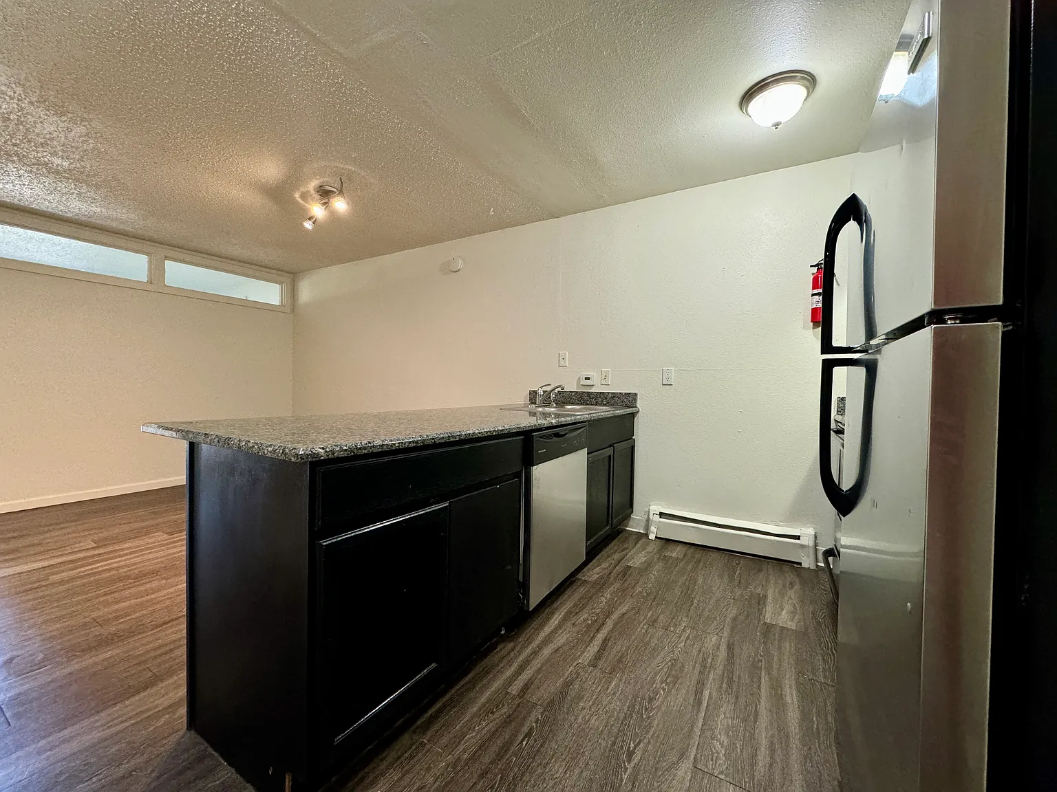 3 bed, 1.5 bath, 992 sqft, $3,500 — Photo 2