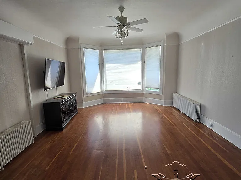 210 N Auburn St — Photo 6