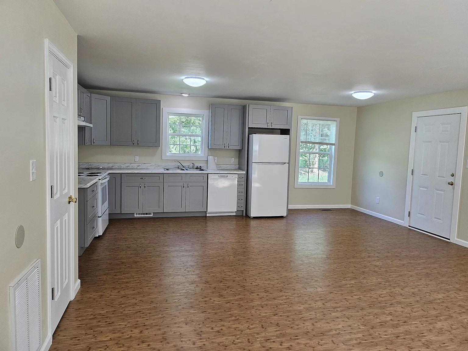 3 bed, 1200 sqft, $1,900 — Photo 3