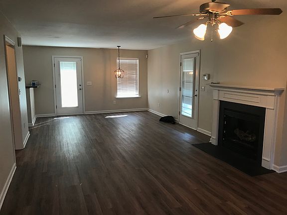 Living room & breakfast area