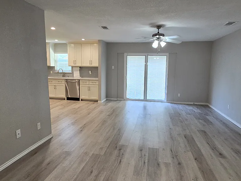 1129 Pioneer Ln — Photo 3