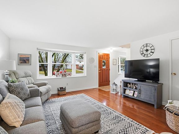 5th image of 417 Revere Ct