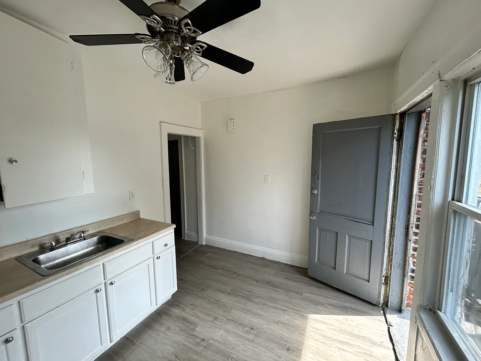 3 bed, $925 — Photo 1