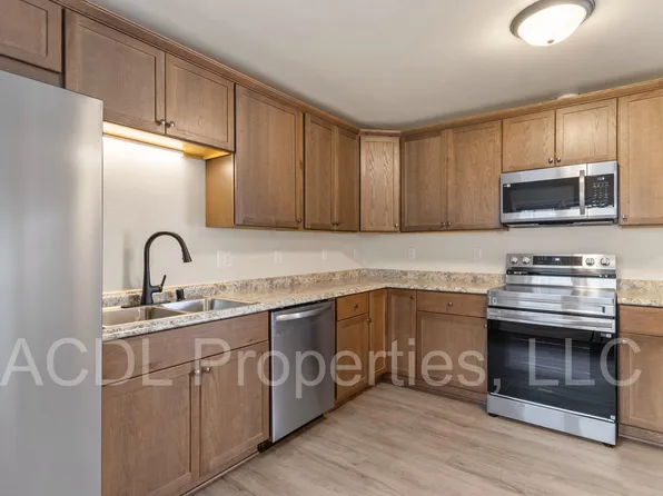 4551 S 48th St, Greenfield, WI 53220