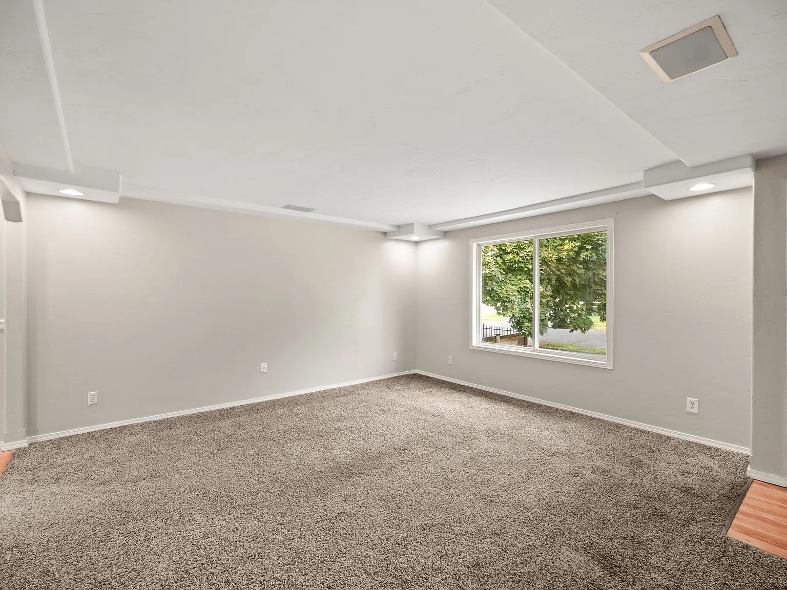 5 bed, 1900 sqft, $2,595 — Photo 4