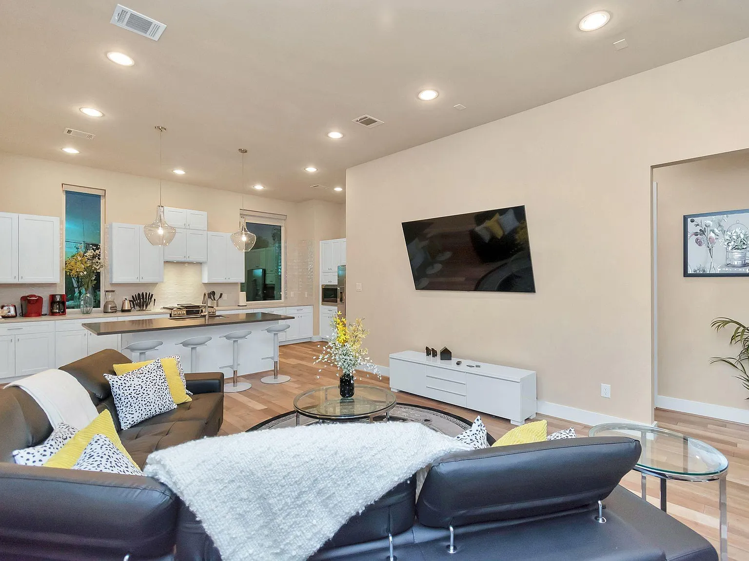 3 bed, 3.5 bath, 2032 sqft, $3,100 — Photo 4