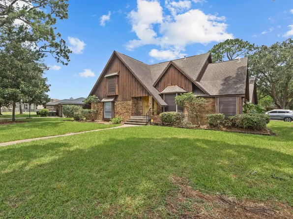 8600 Stonegate Ct, Port Arthur, TX 77642
