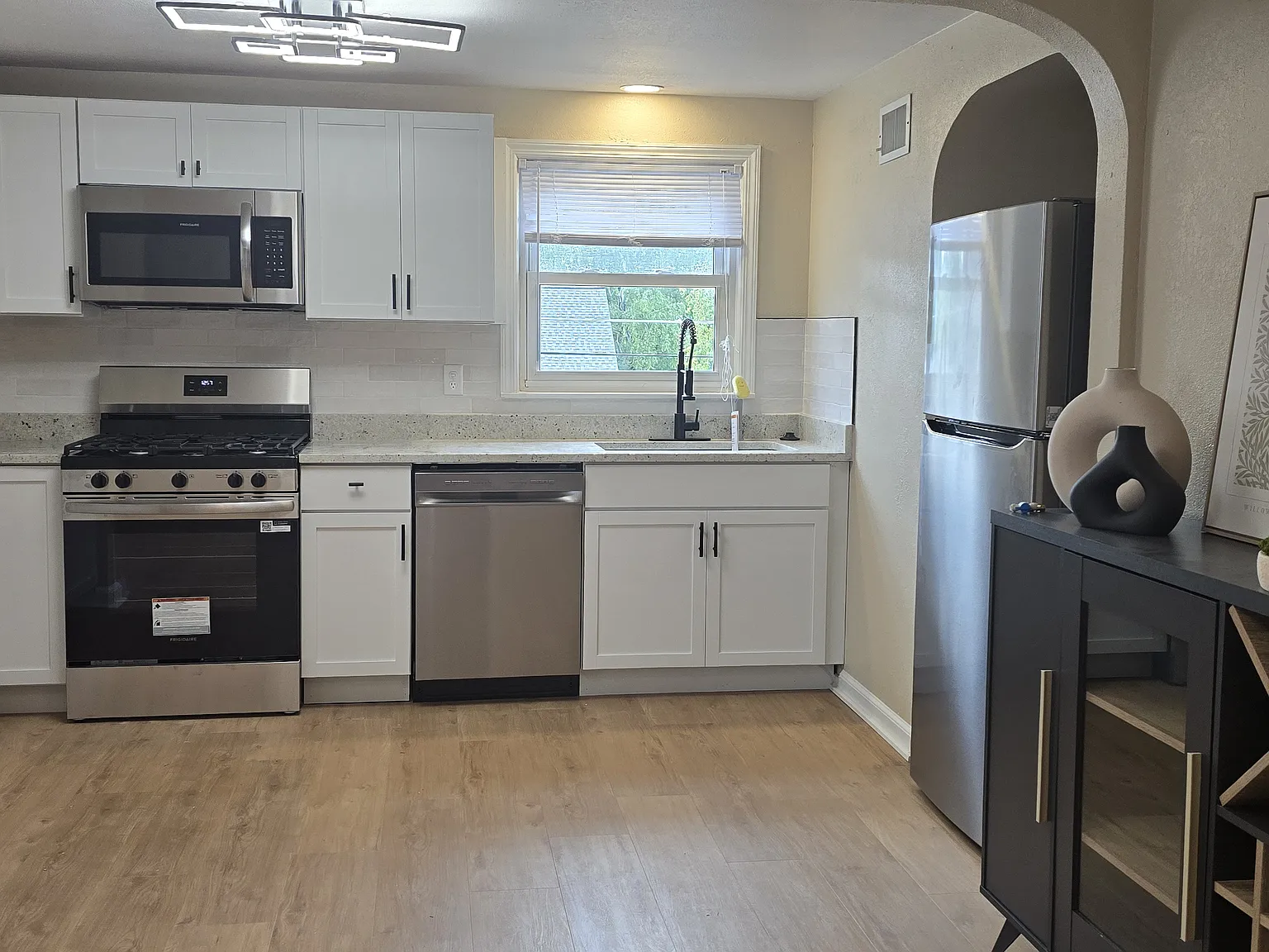 2 bed, 900 sqft, $2,100 — Photo 2