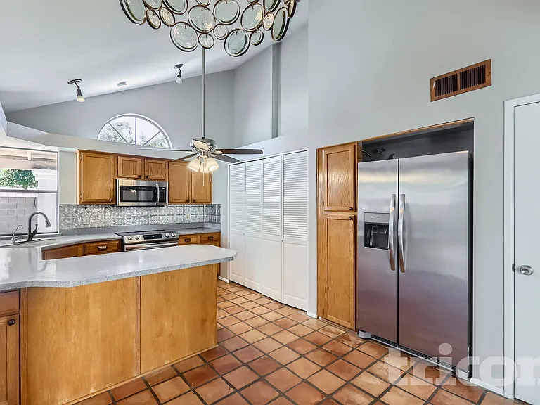 3031 W Mercer Ln — Photo 5