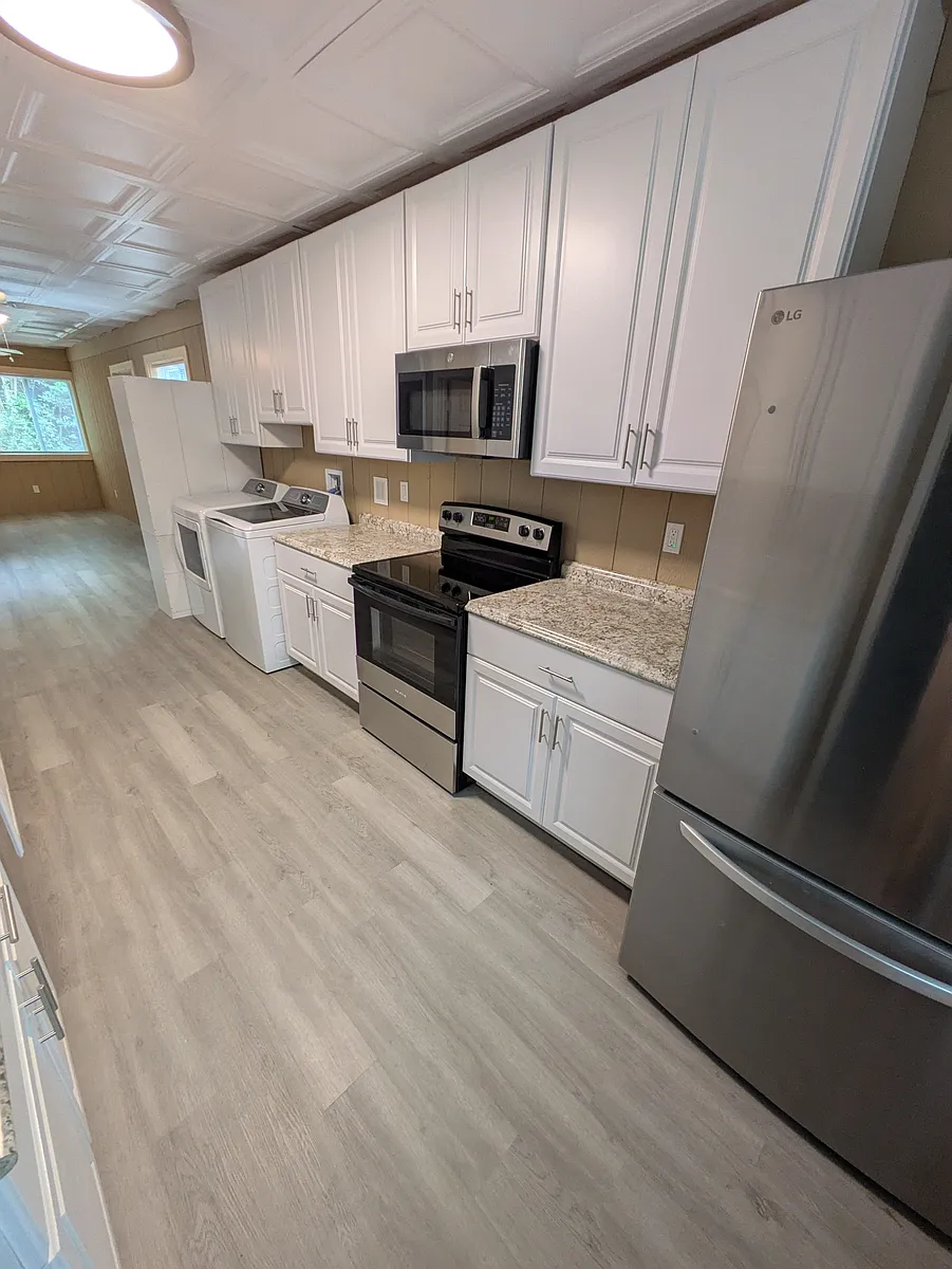 Full size kitchen - 861 Pinewood Dr
