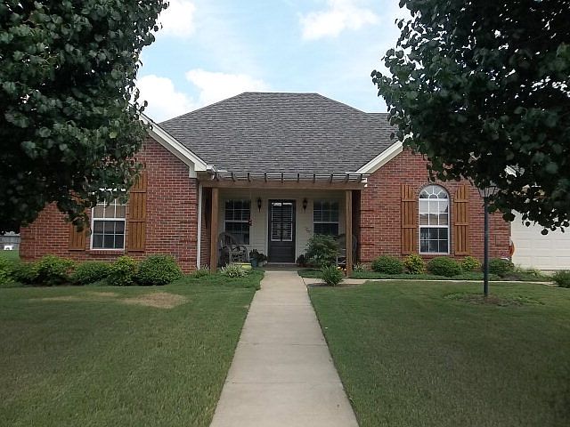 1st image of 705 Savannah Dr