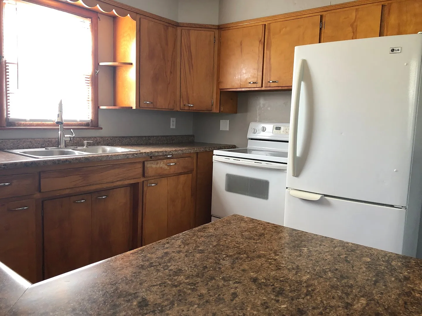 5 bed 2 Bath Single Family Home — Photo 2