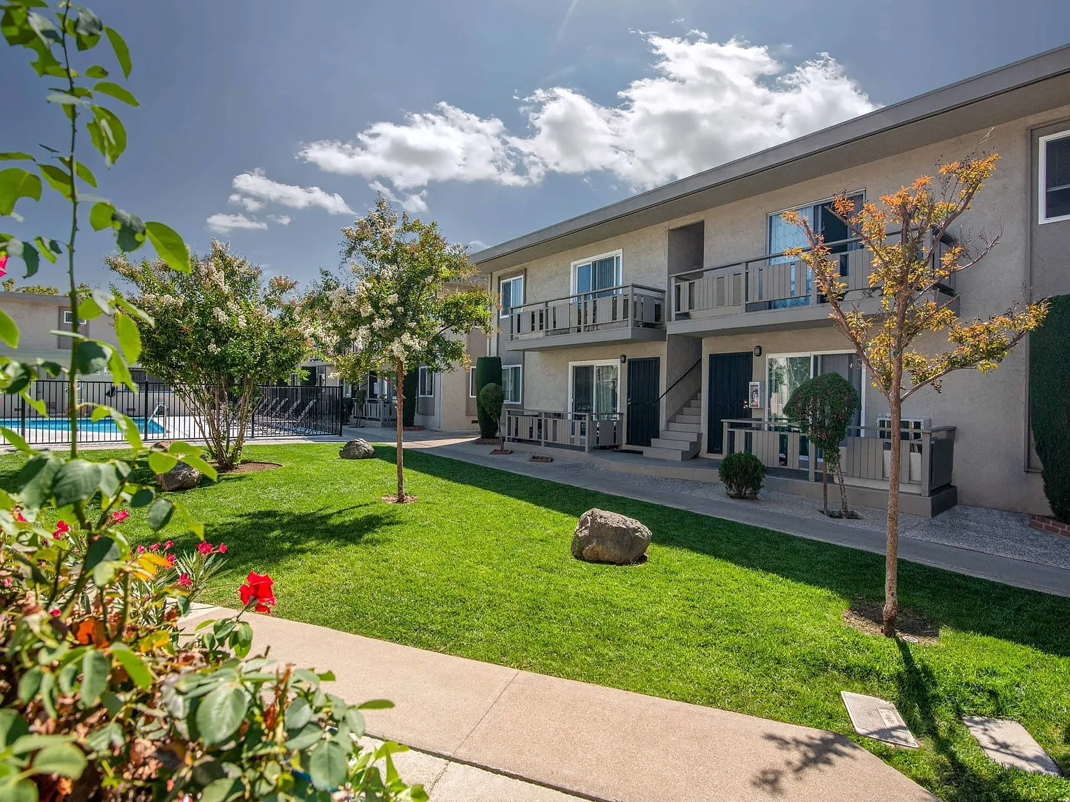 Monterey Manor Apartments — Photo 4