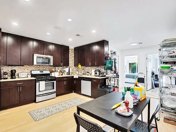 4th image of 132 De Graw St