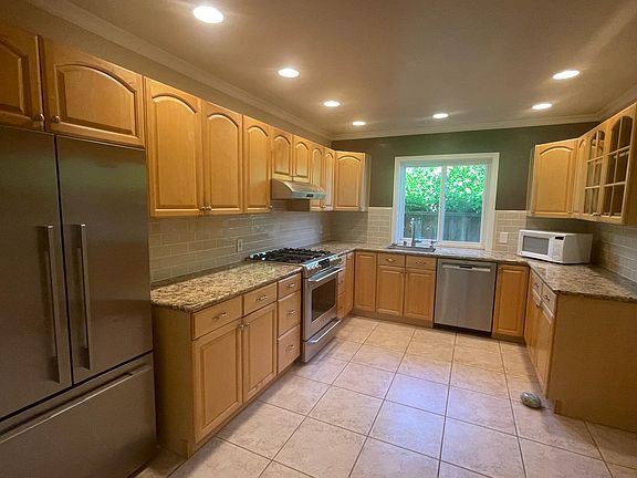 3rd image of 2493 Fernwood Ave