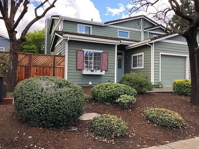 Front of house with one car garage