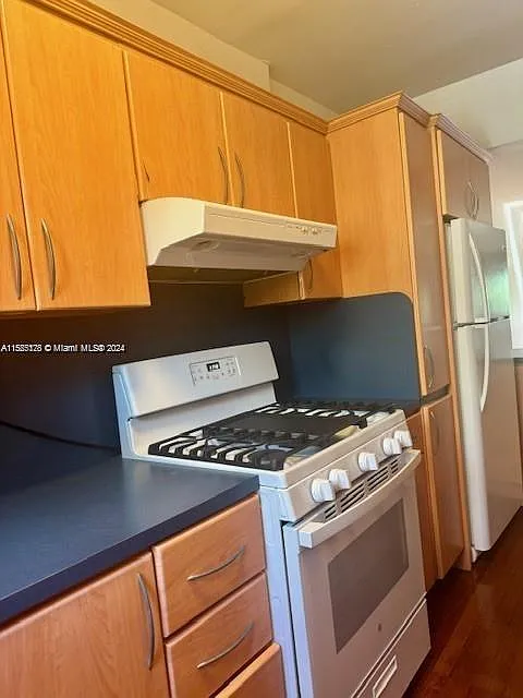 Anthony Gardens Condo — Photo 4