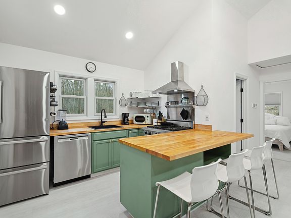 3rd image of 22 Laurel Ln