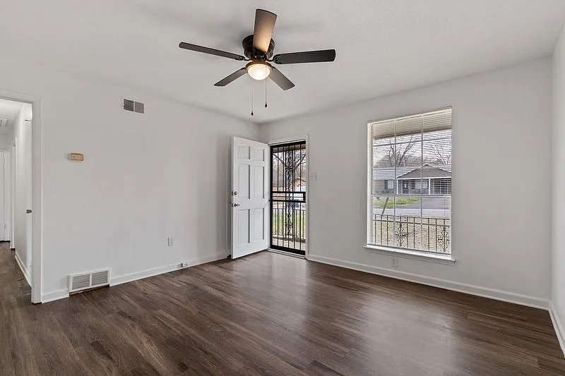 Charming Single-Story Brick Home with Cozy Layout & Fenced Backyard — Photo 4